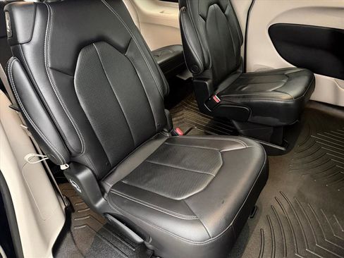 Used 2022 Chrysler Pacifica Touring-L image 19
