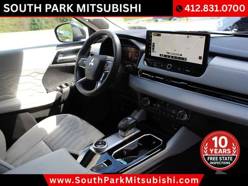 Used 2025 Mitsubishi Outlander AWD image 10