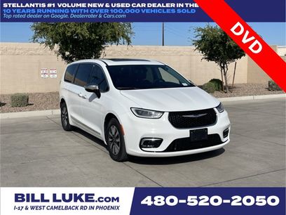 Used 2023 Chrysler Pacifica Limited w/ Uconnect Theater Family Group