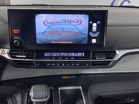 Used 2025 Toyota Sienna XLE image 18