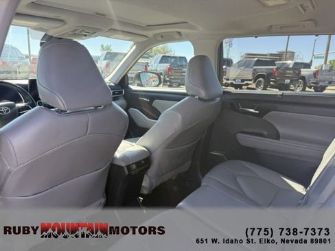 Used 2022 Toyota Highlander XLE image 18