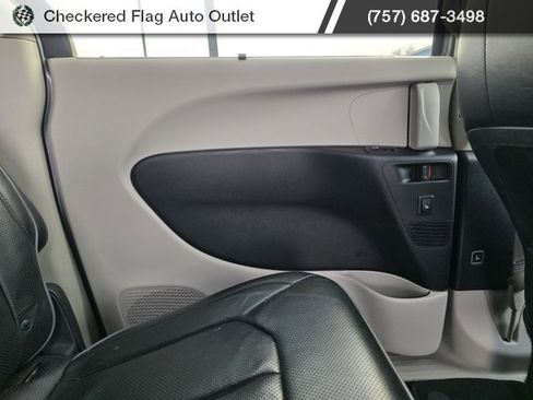 Used 2018 Chrysler Pacifica Limited image 41