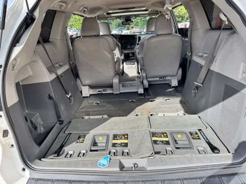 Used 2018 Toyota Sienna XLE Premium FWD image 34