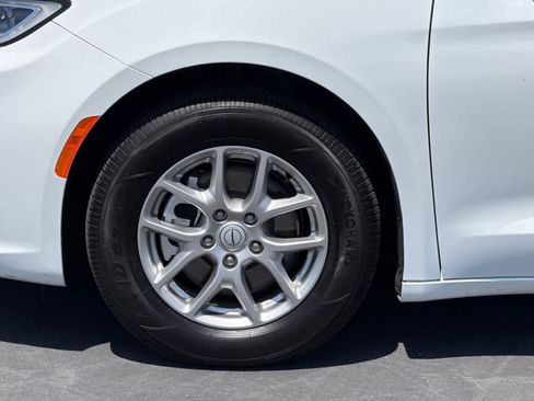 Used 2025 Chrysler Pacifica Select FWD image 32
