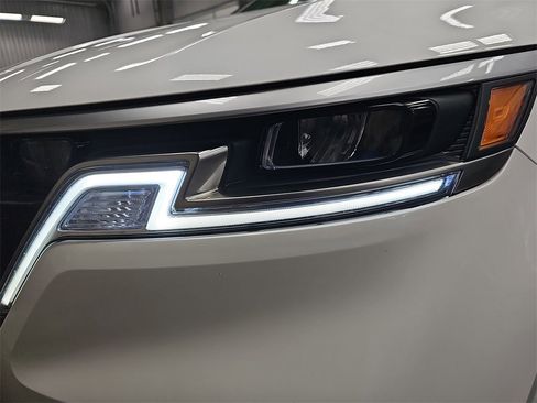 Used 2024 Kia Carnival LX image 30