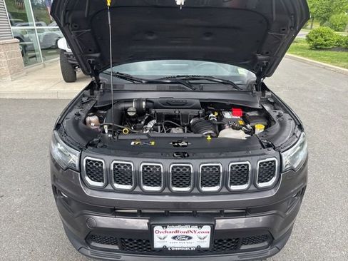 Used 2024 Jeep Compass Latitude AWD/4WD image 17
