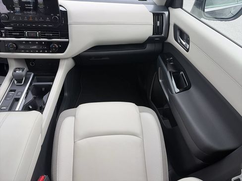 Used 2025 Nissan Pathfinder SL FWD image 17