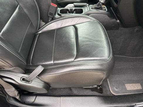 Used 2018 Jeep Wrangler Unlimited Sahara image 12