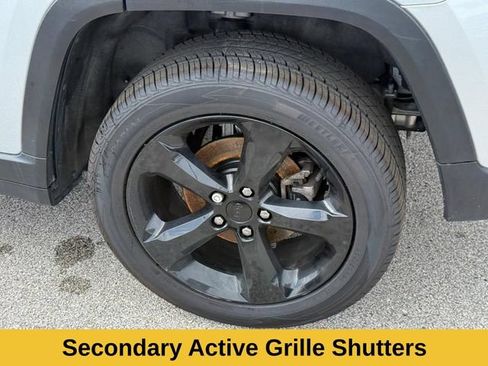Used 2023 Jeep Grand Cherokee Laredo AWD/4WD image 11