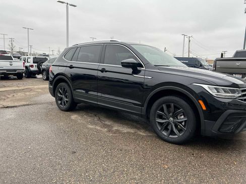 Used 2024 Volkswagen Tiguan SE w/ Panoramic Sunroof Package image 11