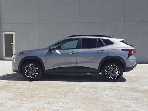 Used 2025 Chevrolet Trax LT w/ LT Convenience Package image 5