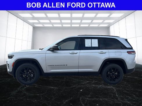 Used 2025 Jeep Grand Cherokee Altitude AWD/4WD image 10