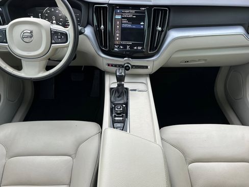 Used 2019 Volvo XC60 T6 Momentum w/ Premium Package image 13