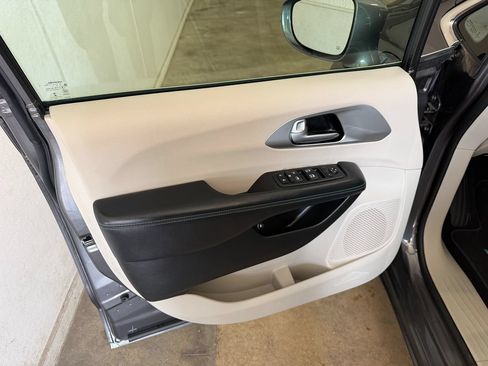 Used 2017 Chrysler Pacifica Touring Plus FWD image 27