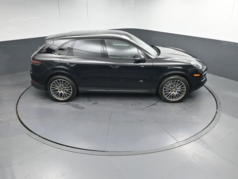 Certified 2022 Porsche Cayenne Platinum Edition image 38