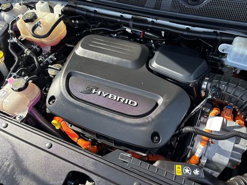 Used 2023 Chrysler Pacifica Touring-L image 32