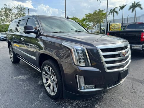 Used 2017 Cadillac Escalade ESV Premium Luxury AWD/4WD image 3