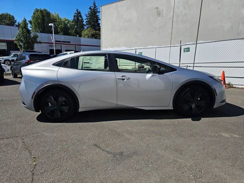 Used 2027 Toyota Prius LE FWD image 8