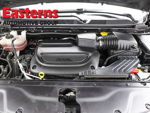 Used 2023 Chrysler Pacifica Touring-L image 7