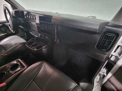 Used 2015 Chevrolet Express 2500 Extended image 13
