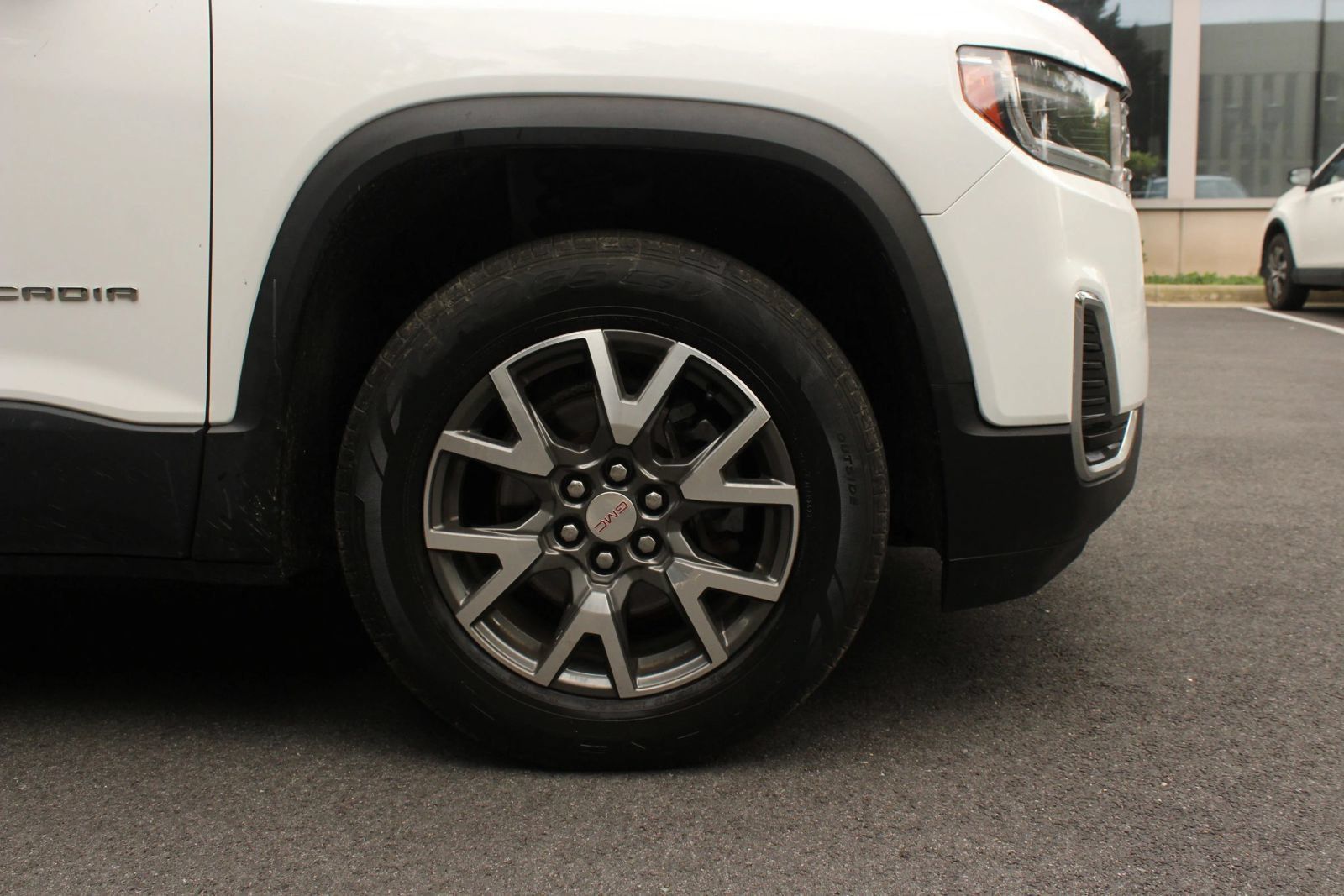 Used 2020 GMC Acadia SLE w/ Driver Convenience Package FWD image 4