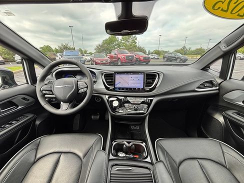 Used 2025 Chrysler Pacifica Limited FWD image 30