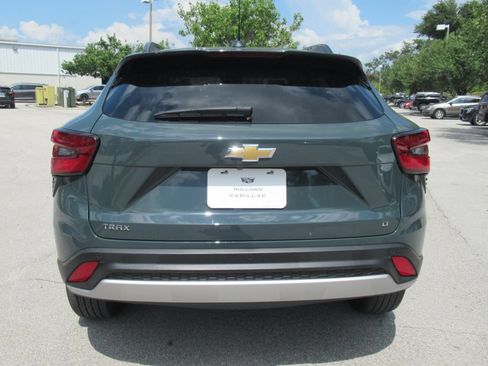 Used 2025 Chevrolet Trax LT w/ Driver Confidence Package FWD image 5