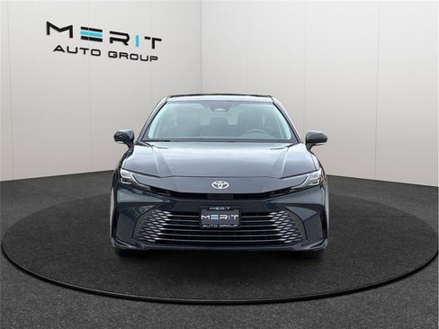 Used 2025 Toyota Camry XLE image 3