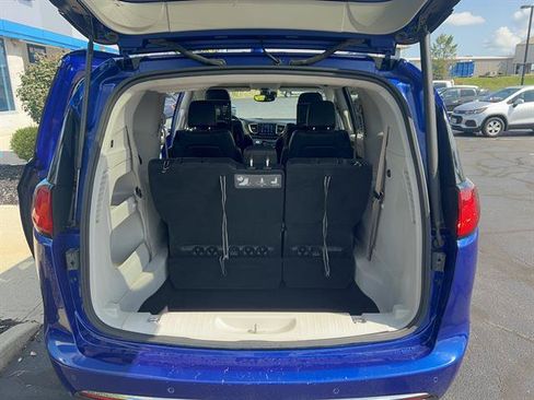 Used 2018 Chrysler Pacifica Touring-L Plus w/ Advanced Safetytec Group FWD image 19
