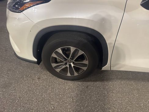 Used 2021 Toyota Highlander XLE image 12