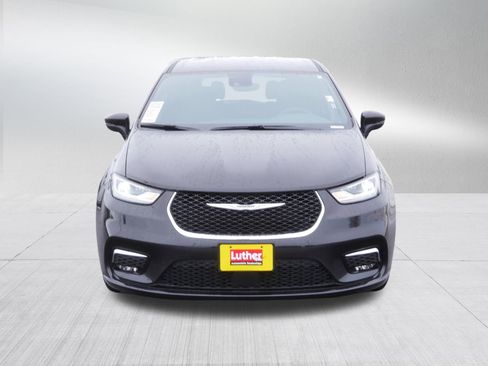 Used 2023 Chrysler Pacifica Touring image 2