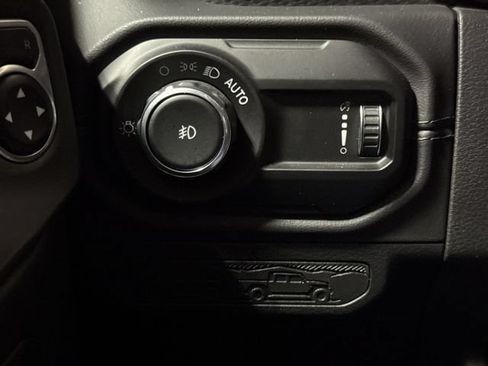Used 2025 Jeep Wrangler Unlimited Rubicon AWD/4WD image 19