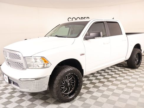 Used 2019 RAM 1500 Classic SLT w/ Luxury Group image 9