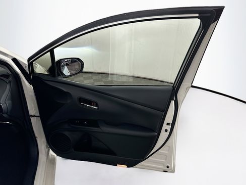 Used 2018 Toyota Prius Prime Premium image 30