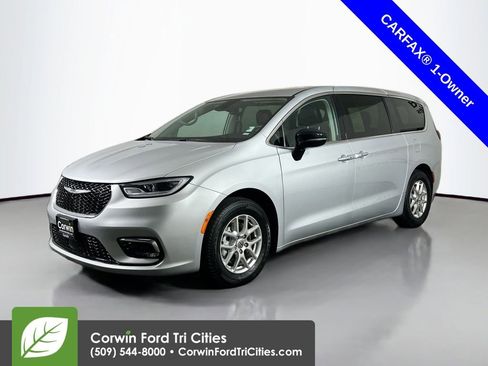 Used 2024 Chrysler Pacifica Touring-L image 5