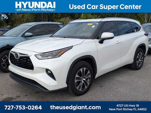 Used 2021 Toyota Highlander XLE FWD image 1