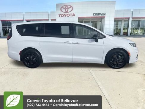 Used 2024 Chrysler Pacifica Select image 6