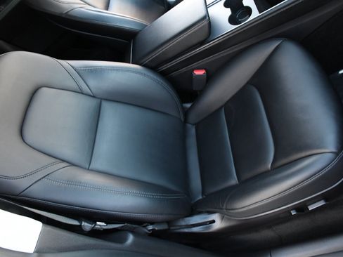 Used 2021 Tesla Model Y Long Range image 17