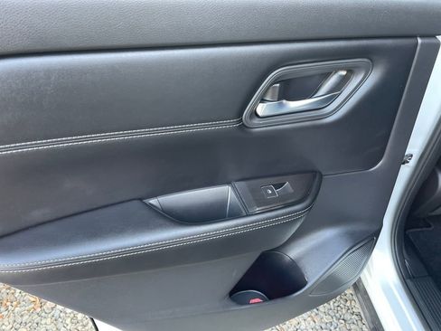 Used 2025 Nissan Rogue SL image 43