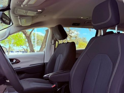 Used 2023 Chrysler Voyager LX image 27