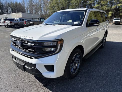 Used 2025 Ford Expedition Active image 3