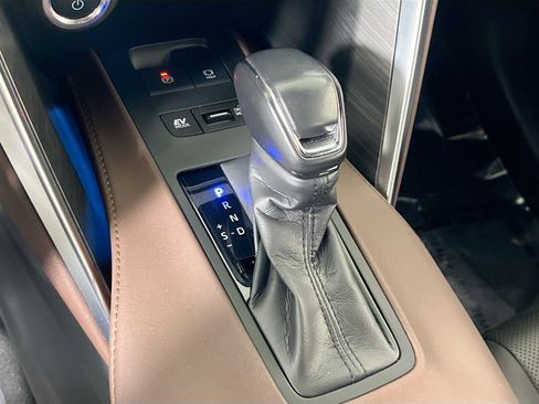 Used 2024 Toyota Venza Limited image 16