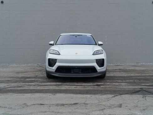 Certified 2025 Porsche Macan Electric image 10