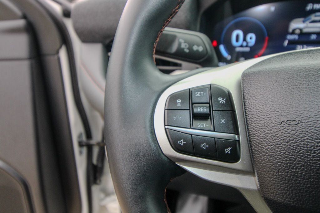 Used 2025 Ford Explorer Active AWD/4WD image 23