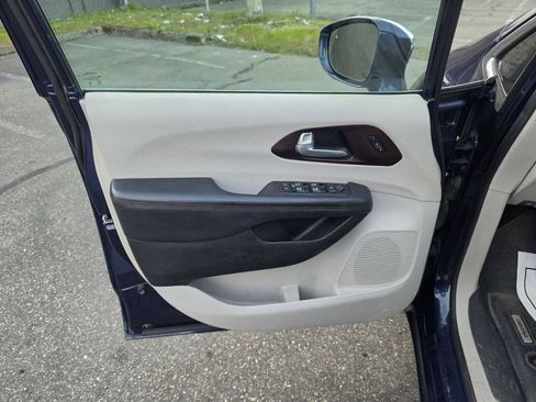 Used 2017 Chrysler Pacifica Limited w/ UConnect Theater Package FWD image 56
