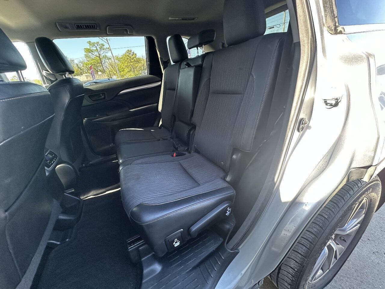 Used 2016 Toyota Highlander Plus FWD image 17