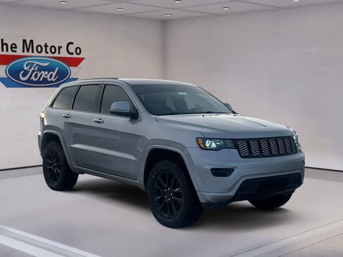 Used 2021 Jeep Grand Cherokee Laredo X image 3