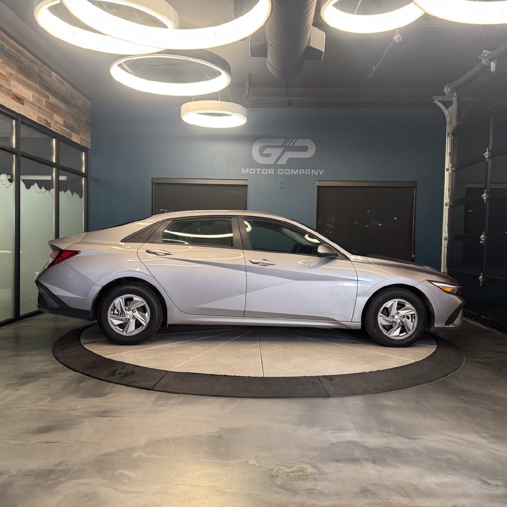 Used 2025 Hyundai Elantra SE FWD image 2