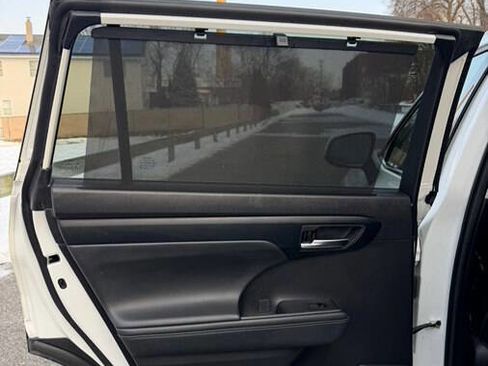 Used 2022 Toyota Highlander XLE image 29