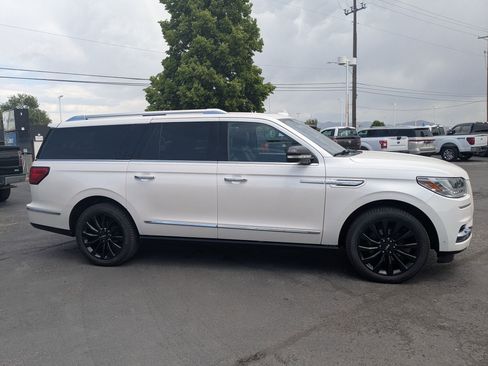 Used 2018 Lincoln Navigator L Reserve w/ Technology Package AWD/4WD image 2